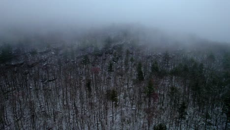 Luftdrohnenvideoaufnahmen-Eines-Wunderschönen-Verschneiten,-Nebligen-Abends-Mit-Niedrigen-Wolken-In-Den-Appalachen-Im-Winter