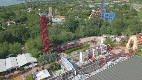 Vista-Aérea-Del-Parque-De-Atracciones-Movieland-En-El-Lago-De-Garda,-Italia.