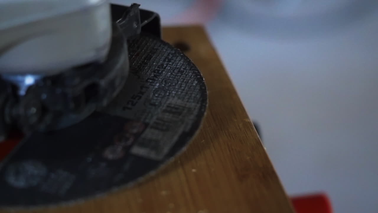 hoja de sierra circular para cortar madera, de primer plano