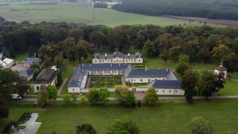 il bellissimo castello bon repos, location per matrimoni vicino a praga, repubblica ceca, panoramica aerea verso il basso