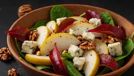 ensalada de pera y queso azul con nueces