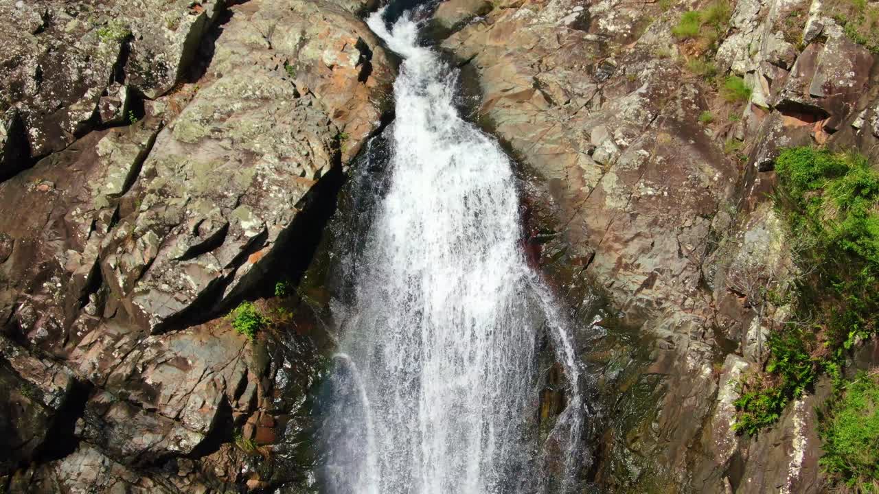 cedar creek falls,gold coast australia, tiro lento descendente, drone, día de verano
