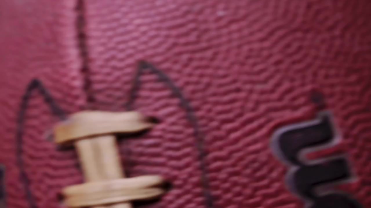 Affascinante rotazione lenta di un pallone da calcio, perfetta per contenuti sportivi introspettivi.