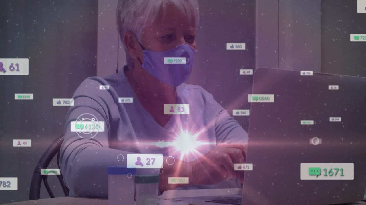 Avviso che compare, anziano che controlla la tazza, organizza flaconi di pillole, digita per registrare i farmaci mentre le sovrapposizioni dell'interfaccia utente aumentano