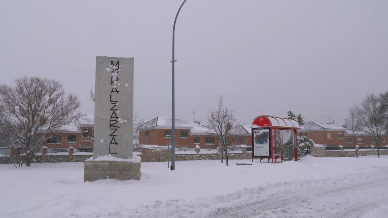 2021년 눈 속의 모랄자르잘 사인