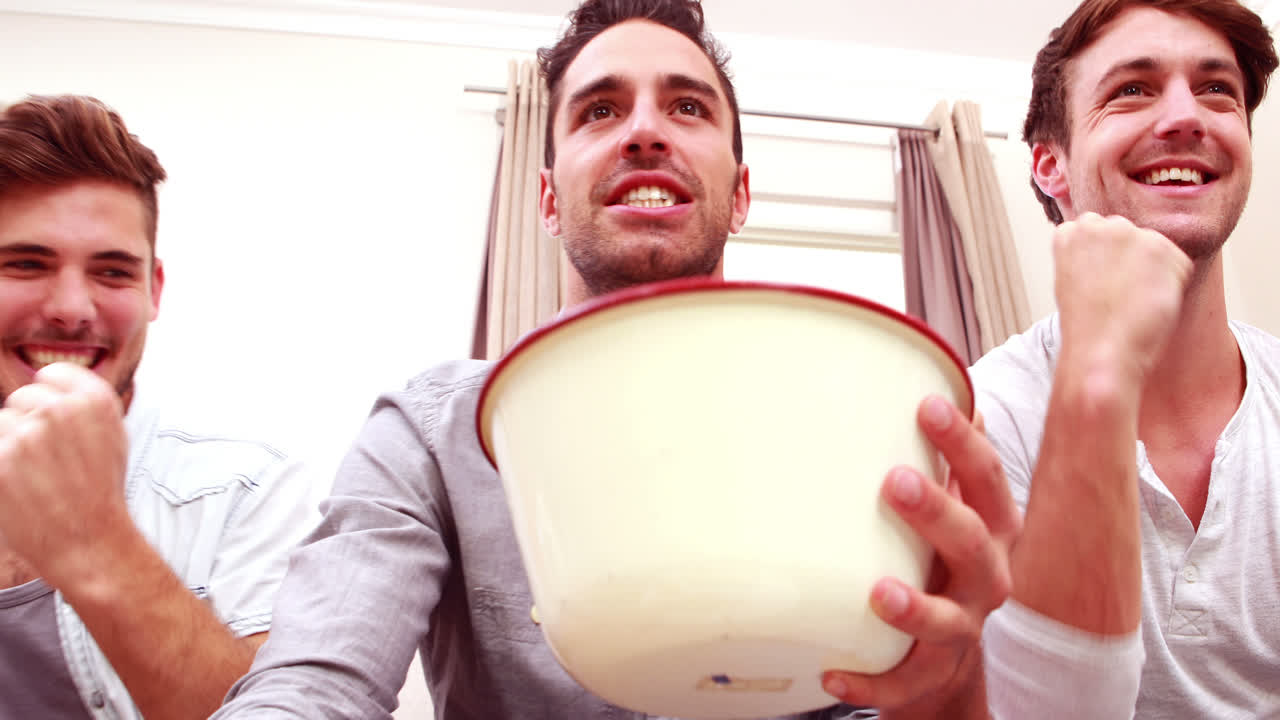 친구 들 이 tv 에서 스포츠 를 보고 맥주 를 마시는 것