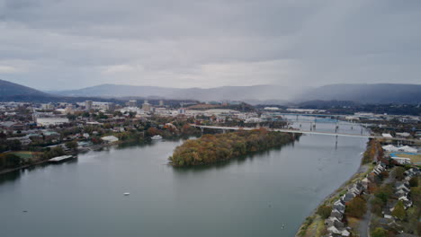 hyperlapse aereo di una gara di canottaggio nel fiume tennessee a chattanooga, tn