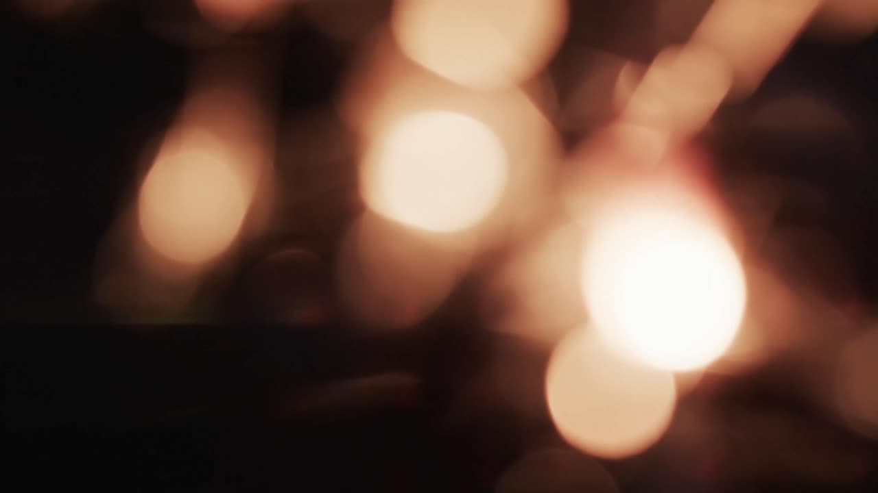 검은색 배경에 있는 스파클러와 복사 공간의 클로즈업 비디오