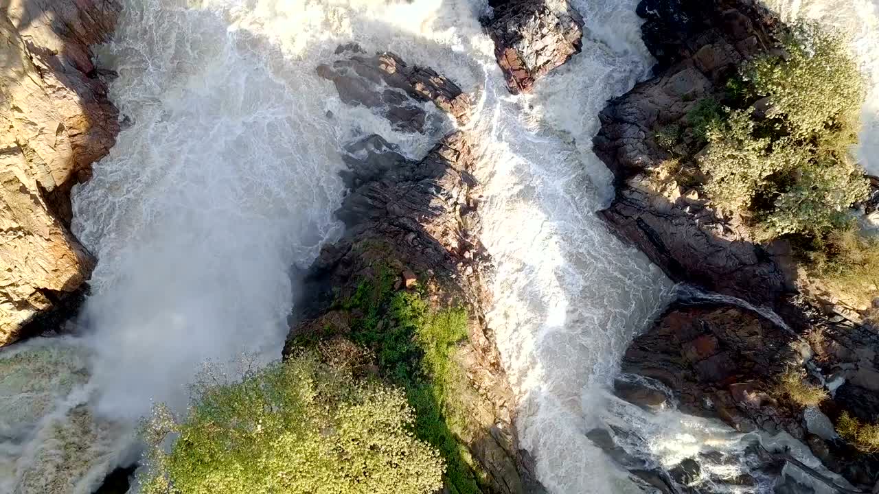 amanecer en las cataratas de epupa, en el norte de namibia