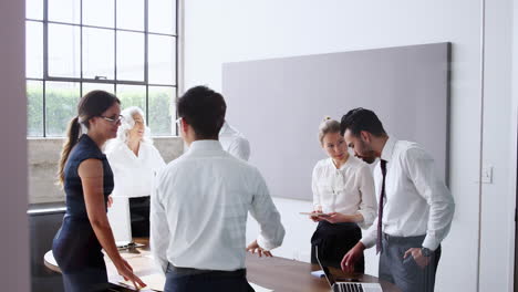 un grupo de colegas de negocios haciendo una lluvia de ideas en la sala de reuniones