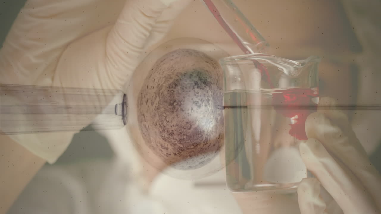 화학물질을 혼합하는 과학자