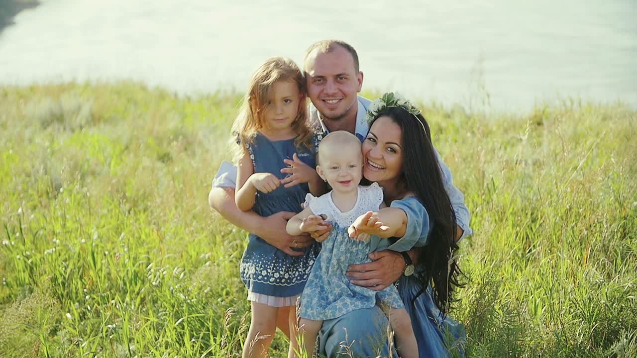 ritratto di famiglia felice all'aperto