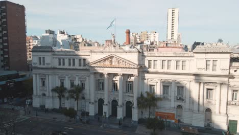 dolly aéreo sobrevolando la facultad de ciencias económicas, parte de la prestigiosa universidad de buenos aires