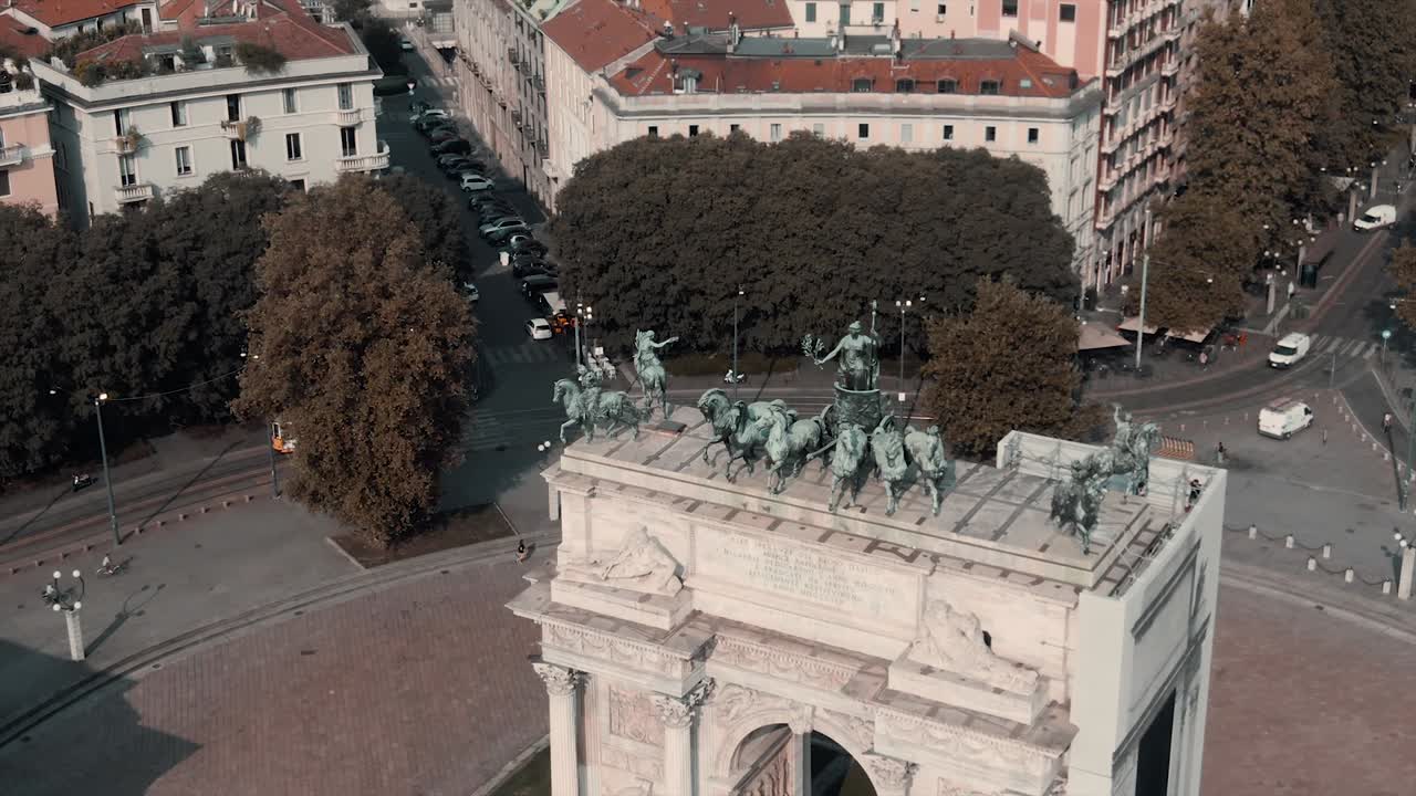 아르코 델라 페이스(arco della pace)는 이탈리아 롬바르디아(lombardy)를 배경으로 전차와 차량이 있는 밀라노의 도시 문입니다.