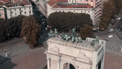 Arco-Della-Pace-Es-Una-Puerta-De-La-Ciudad-De-Milán-Con-Un-Tranvía-Y-Vehículos-Que-Viajan-Al-Fondo-En-Lombardía,-Italia