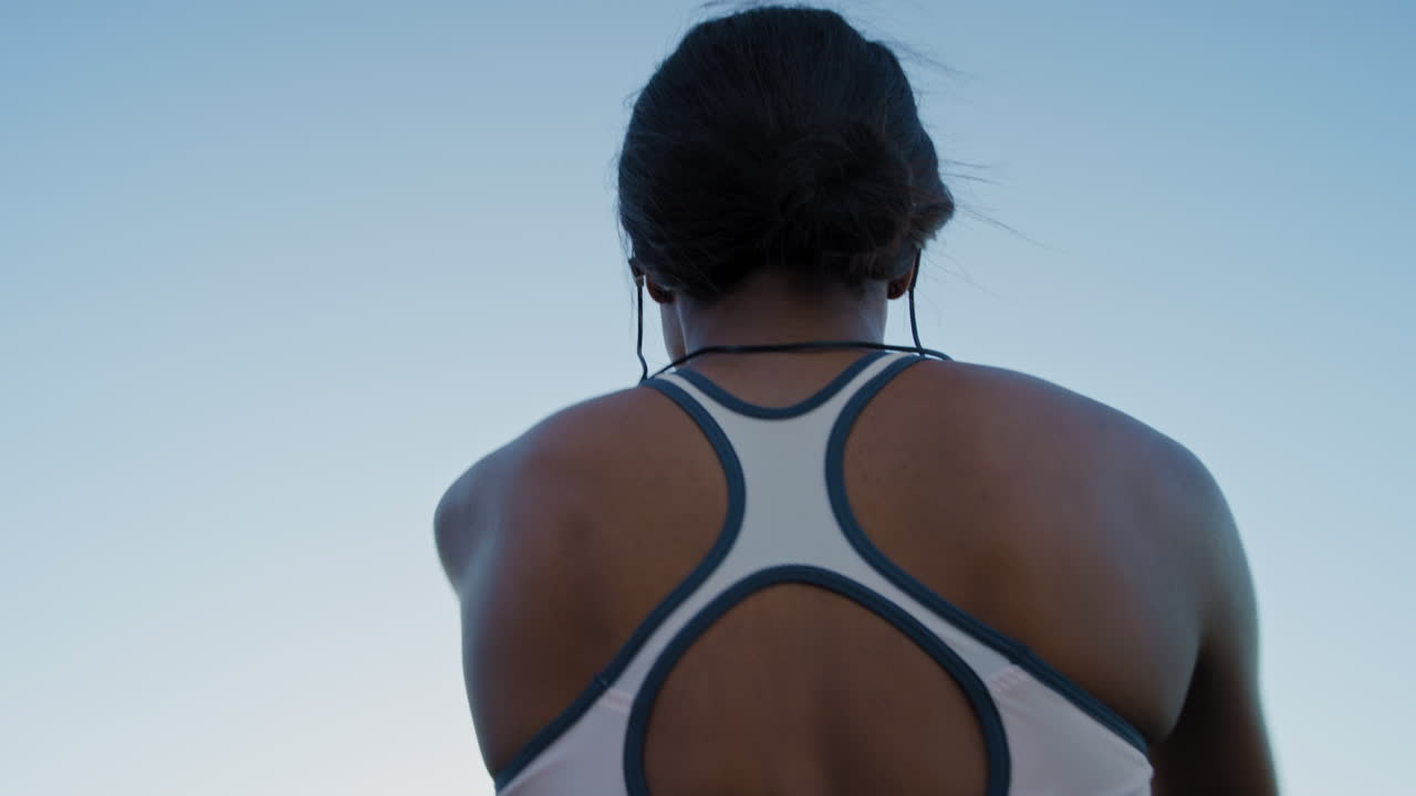 fitness, ejercicio y espalda de mujer negra