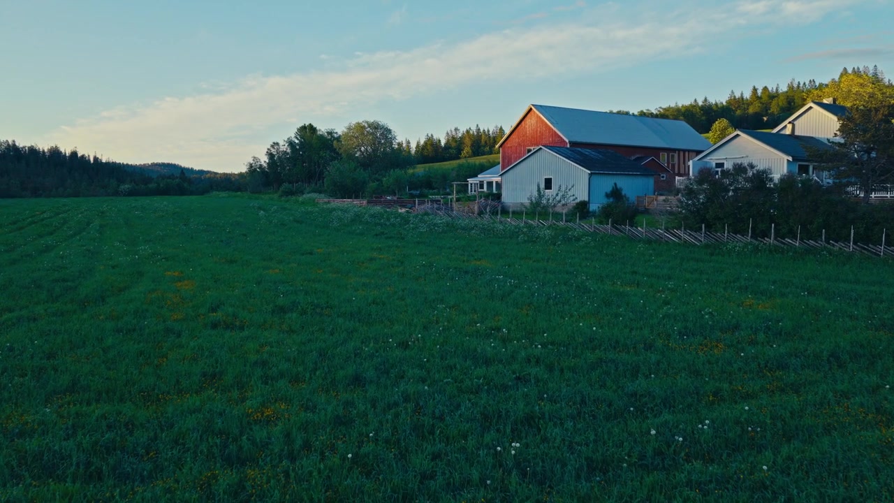 Landlig bondegård omgivet af landbrugsjord og åbent landskab i Indre Fosen, Trøndelag, Norge – Droneoptagelse.
