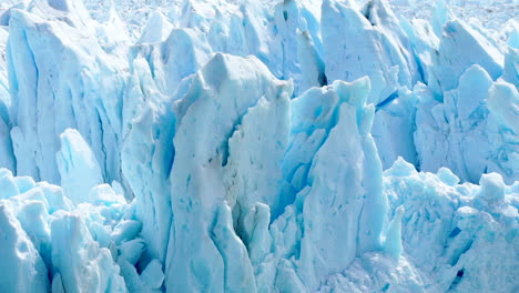 Blauer-Gletscher,-Der-Im-Sonnenlicht-Schmilzt,-Nahaufnahme