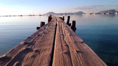 embarcadero de madera en el puerto de pollenca