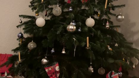 regalo de navidad debajo de un árbol de navidad