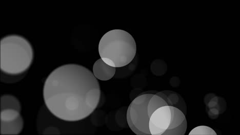 4k luz bokeh borrosa en fondo negro. brillo plateado abstracto desfocado estrellas parpadeantes y chispas.