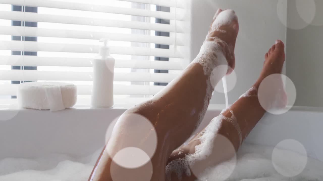 Animazione di punti luce su donna afroamericana che si fa il bagno