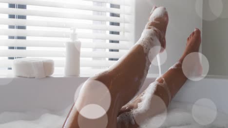 animación de puntos de luz sobre una mujer afroamericana tomando un baño