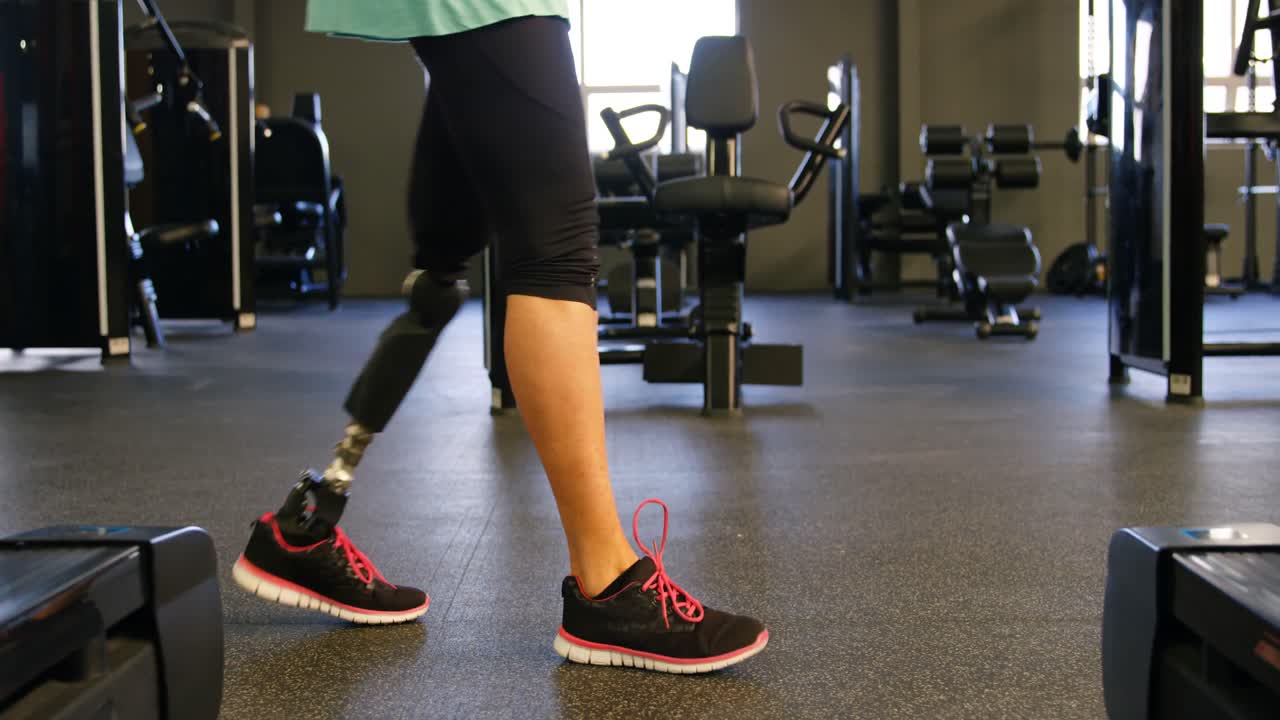 mujer de edad avanzada caminando en el estudio de fitness 4k