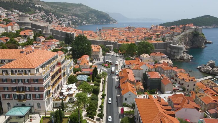 ville de dubrovnik avec église franciscaine et monastère, maisons et bâtiments au toit rouge en croatie
