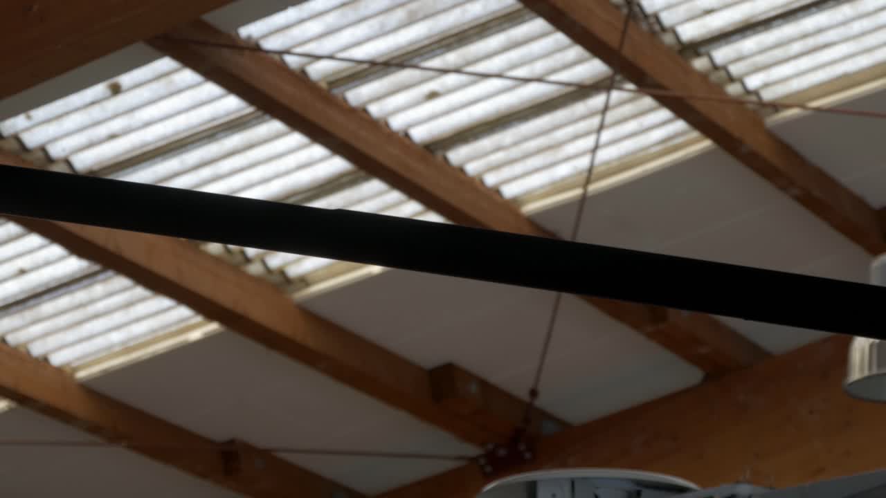 ala de un costoso helicóptero de lujo dentro del hangar del aeropuerto, toma de movimiento