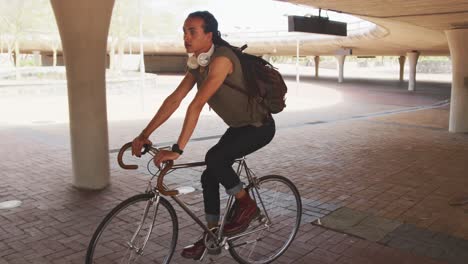 Mixed-Race-Mann-Auf-Seinem-Fahrrad