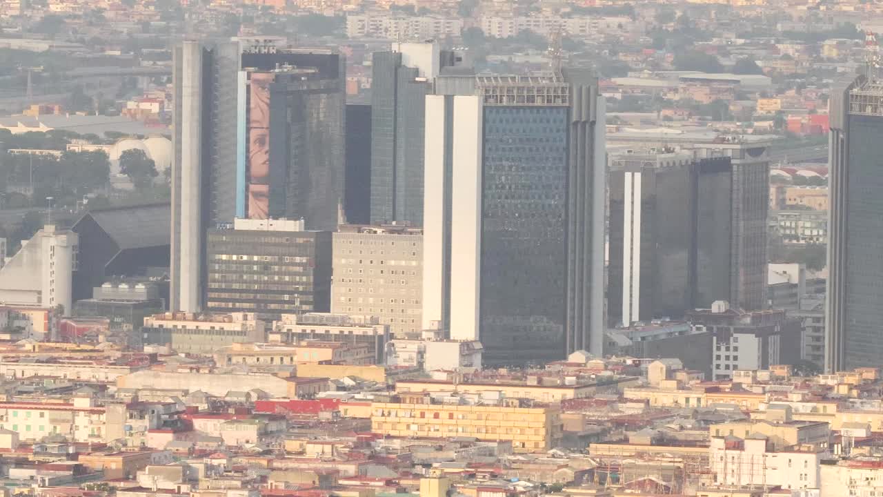 vista aérea del paisaje urbano con rascacielos y murales