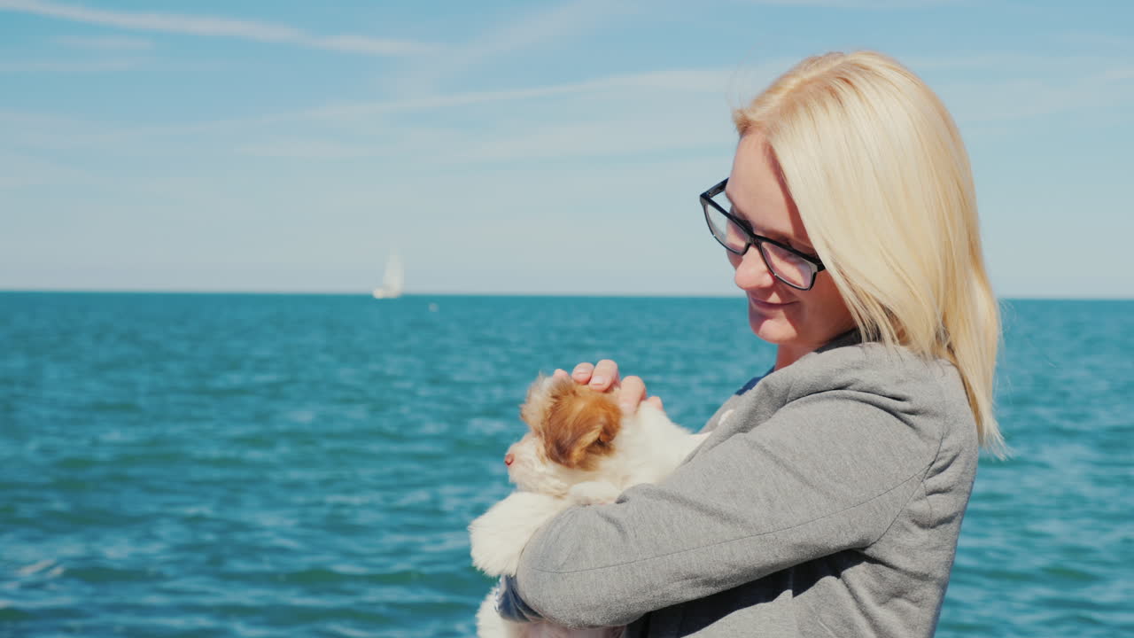 바다로 강아지와 여자