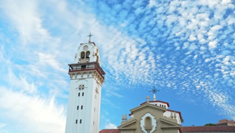 Candelaria-Kirchturm-Vor-Blauem-Himmel,-Zeitraffer-Ansicht