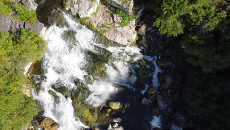 Agua-Clara-Cayendo-Tranquilamente-A-Través-De-La-Cascada-Con-Vegetación-Verde-En-La-Orilla-De-La-Bahía-Georgiana,-Vista-Aérea-De-Arriba-Hacia-Abajo