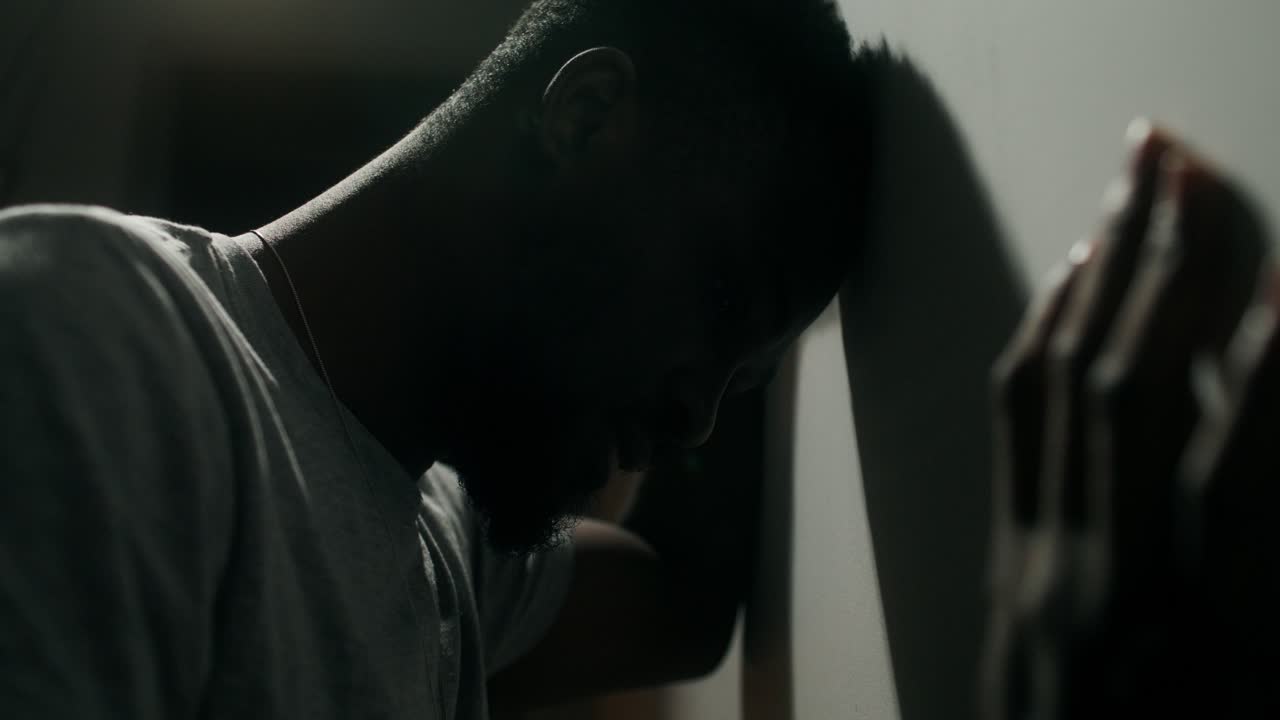 벽에 기대어 있는 남자