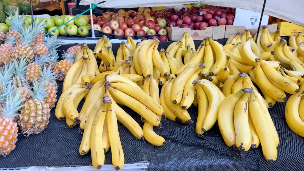 vibrante puesto de frutas que muestra plátanos y piñas
