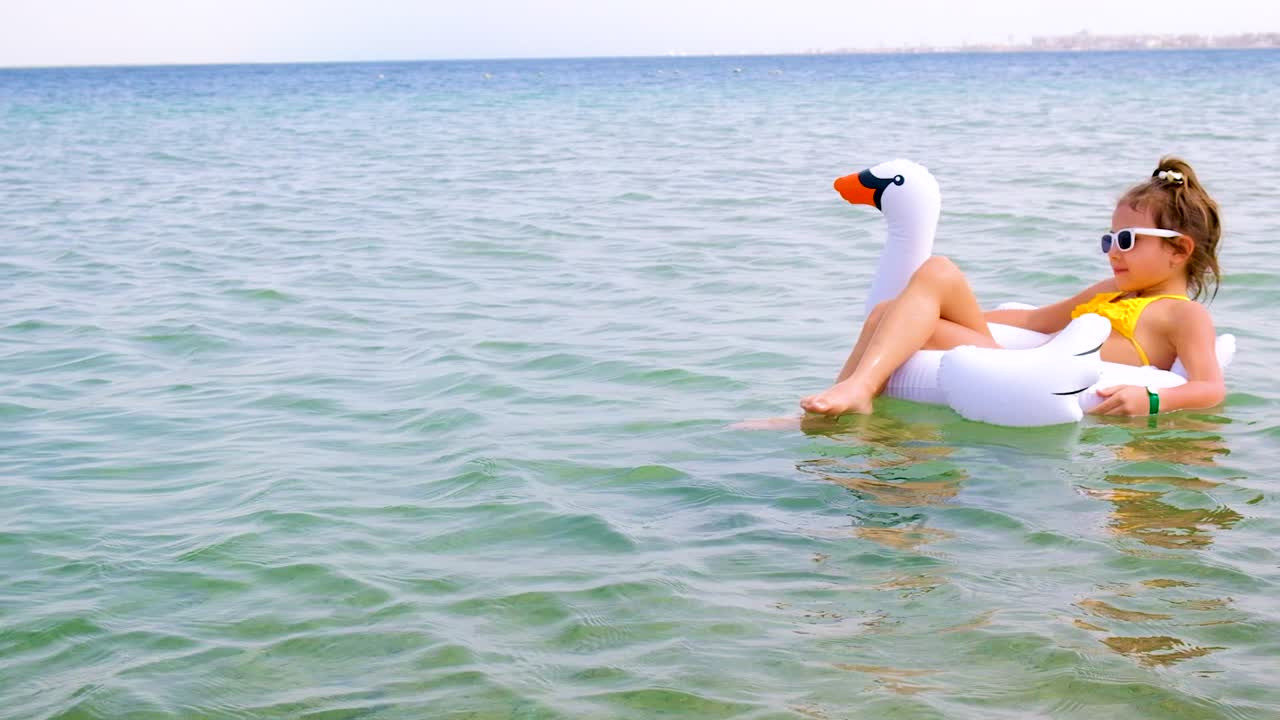 el niño nada en círculo en el mar. enfoque selectivo.