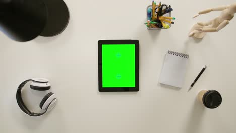 un dedo desplazándose en la pantalla táctil verde
