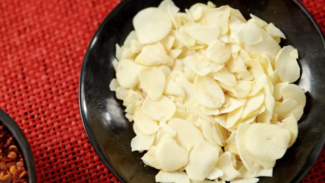 copos de pimienta roja, chips de coco asados y sal en el placemat 4k