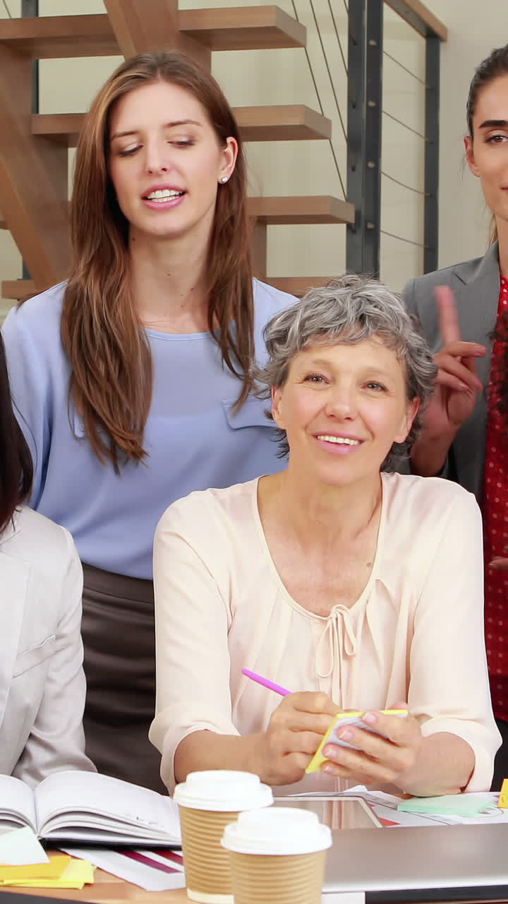 mujeres sonrientes trabajando juntas