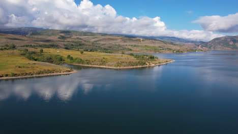vista aérea del hermoso río azul y el embalse de agua de la montaña verde en un día soleado de verano