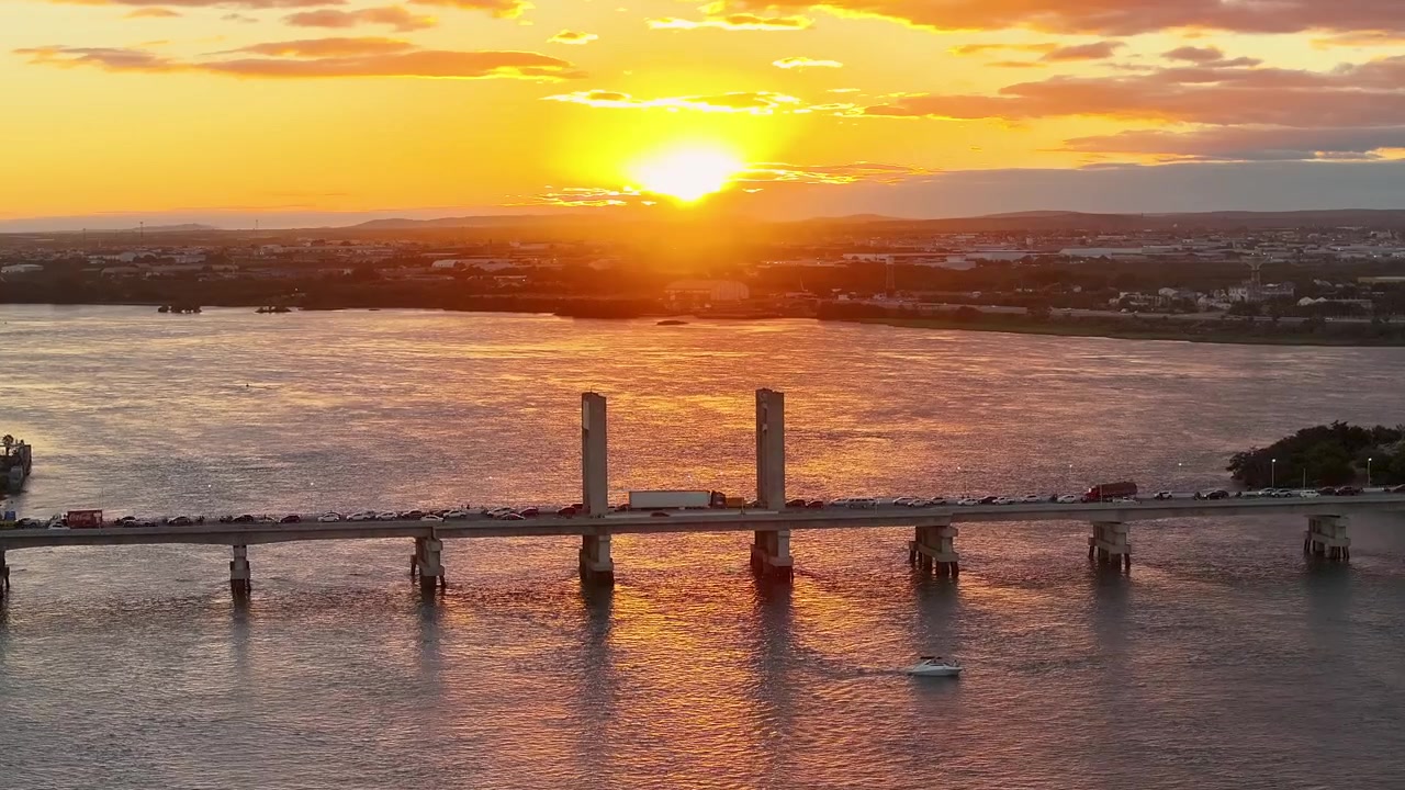 Pôr do sol na Ponte Presidente Dutra em Petrolina, Pernambuco, Brasil. Vista do centro da cidade ao entardecer, com o horizonte do Rio São Francisco. A Ponte Presidente Dutra em Petrolina, Pernambuco, é um marco turístico.