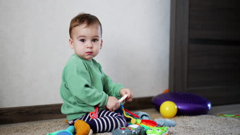 bebé jugando con juguetes