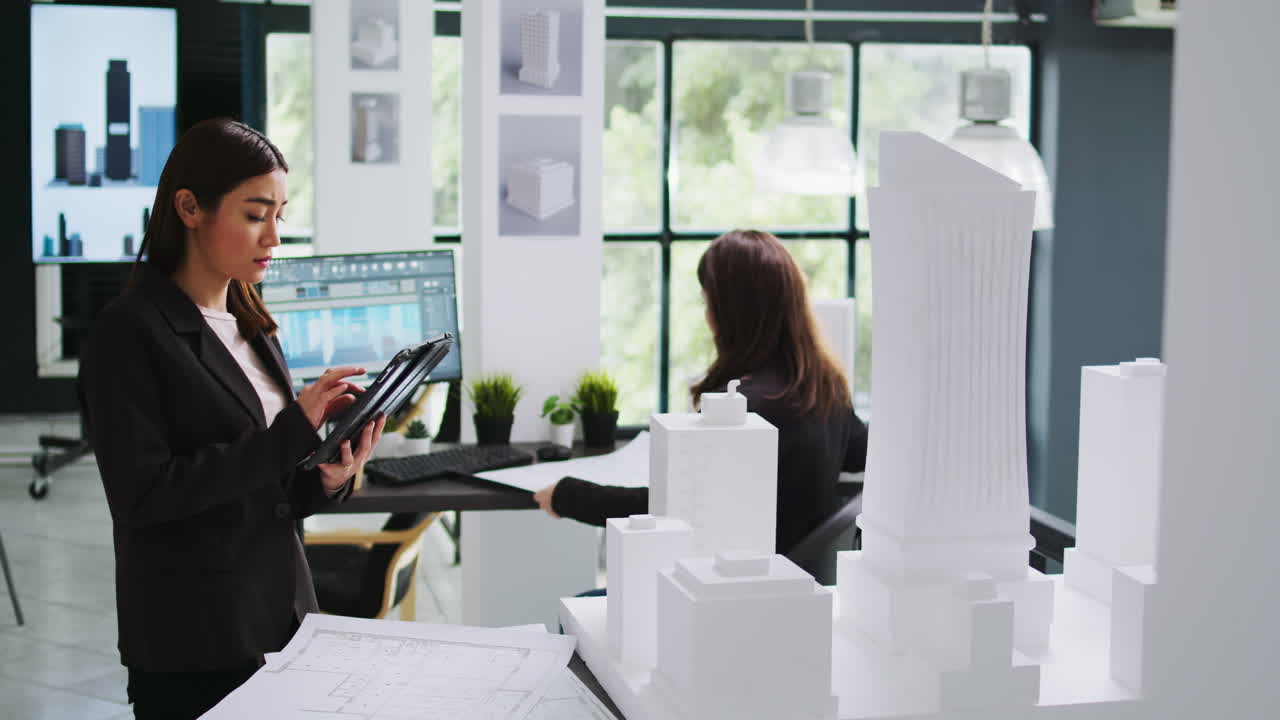 프로젝트 블루프린트 및 cad 소프트웨어로 작업하는 아키텍트