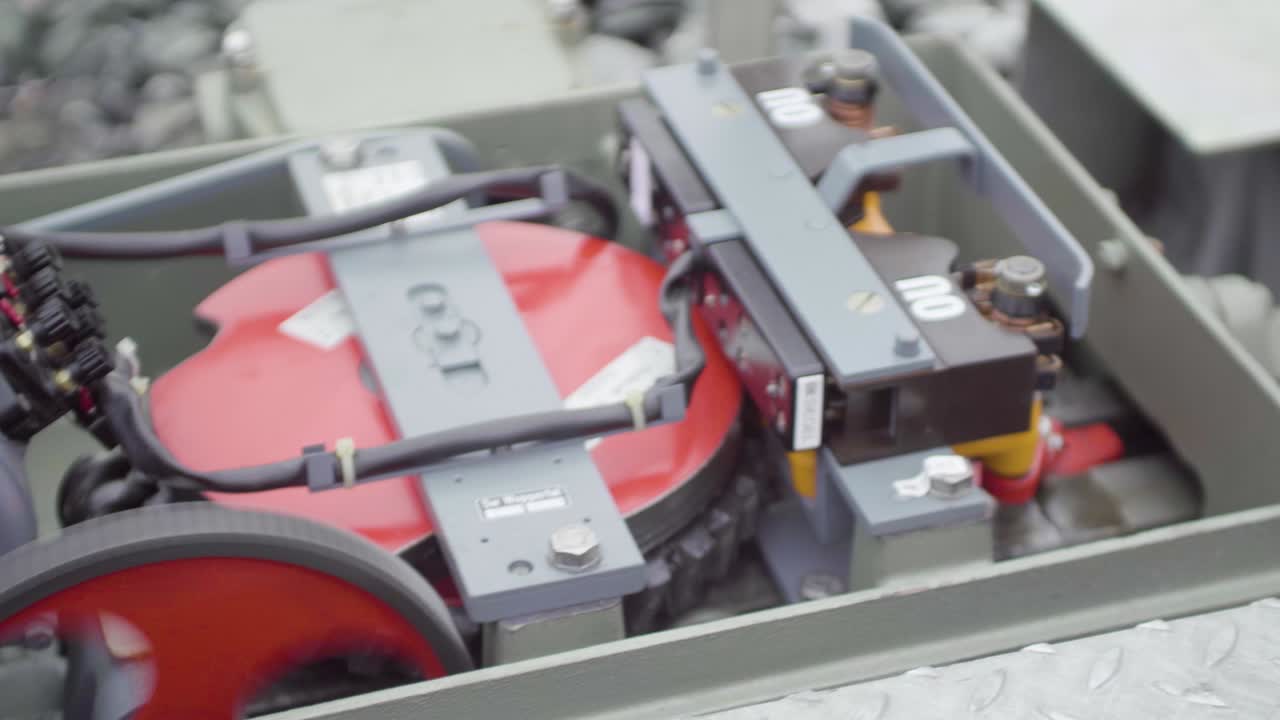 트랙에 장착된 철도 신호 장치의 근접 시각