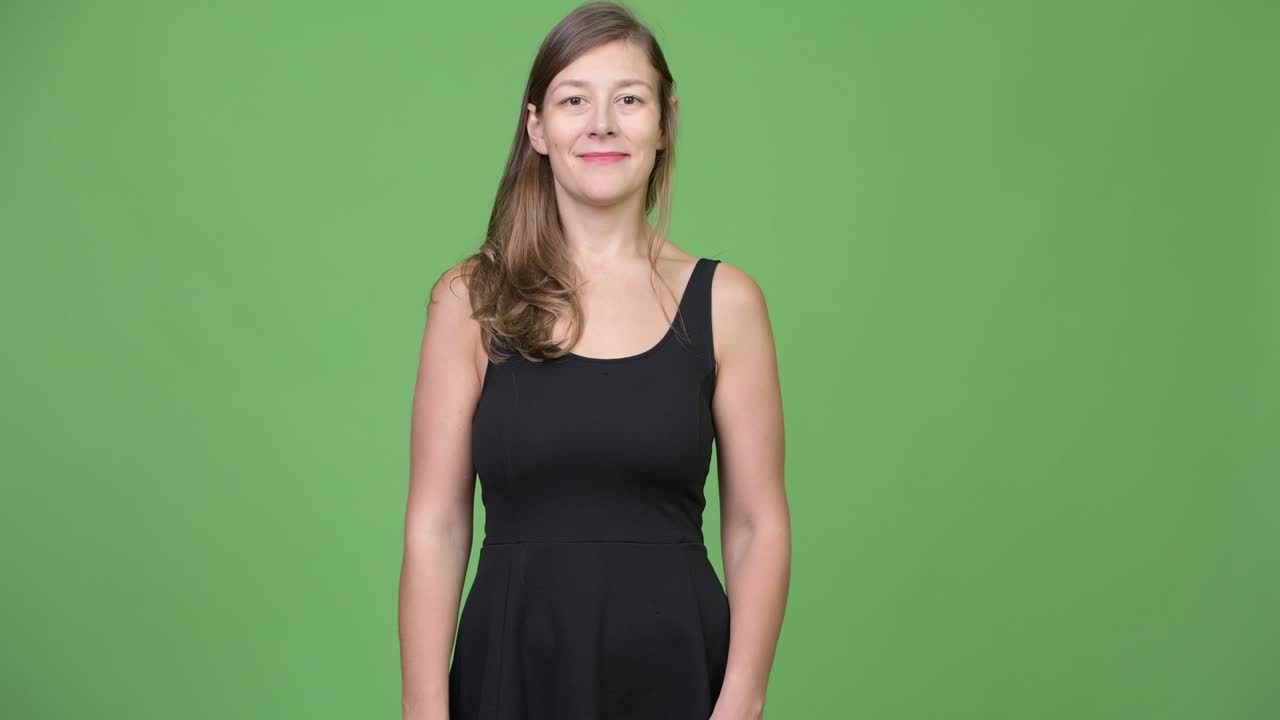 두 팔을 교차 젊은 아름 다운 여자