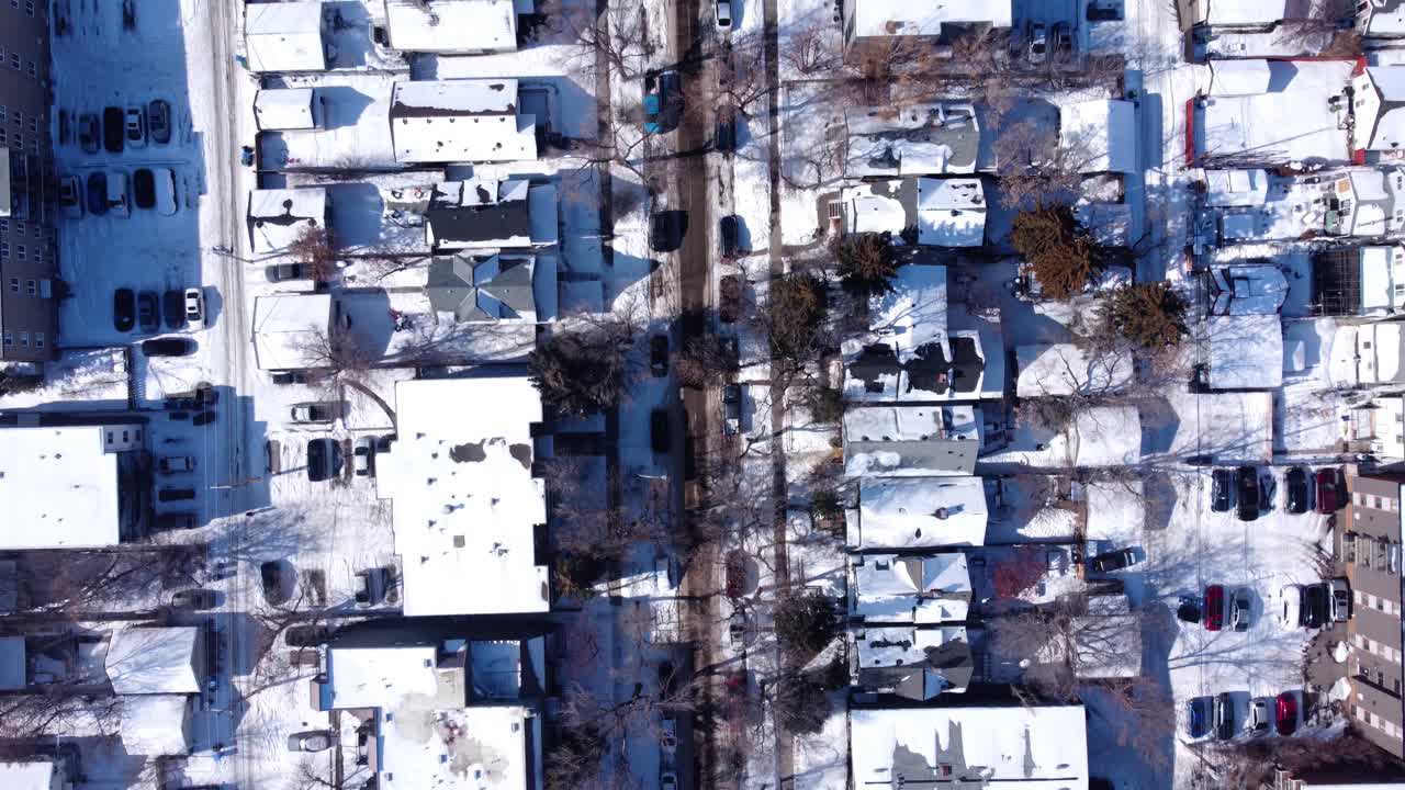이 숨막히는 드론 영상은 따뜻한 겨울 태양을 반사하는 반짝이는 눈과 함께 겨울 도심의 활기를 포착합니다.