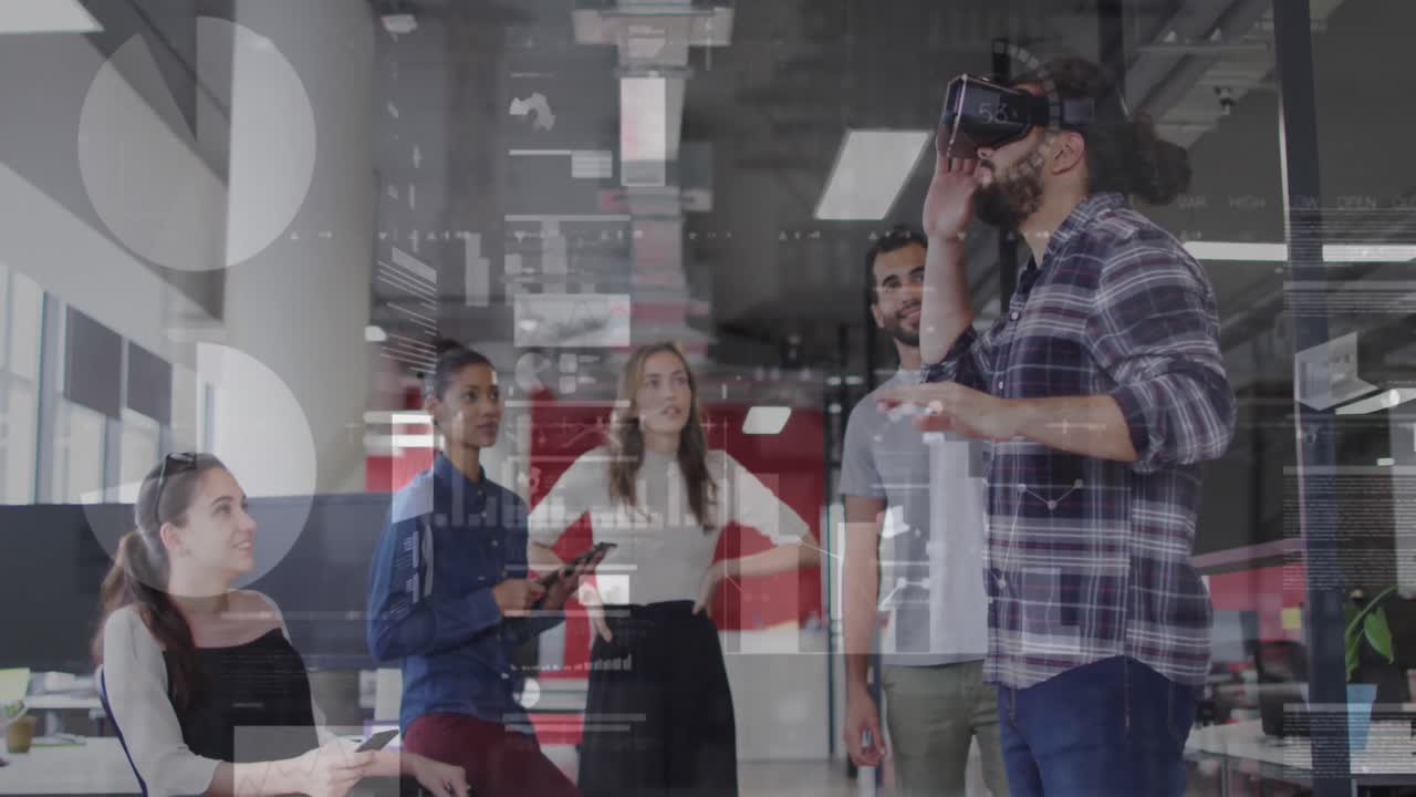 animación del procesamiento de datos contra el hombre biracial que usa auriculares vr en la oficina
