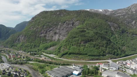 Descripción-General-Del-Centro-De-La-Ciudad-De-Dalekvam---Entre-Bergen-Y-Voss-Y-A-Lo-Largo-Del-Ferrocarril-De-Bergen-Con-La-Carretera-E16---Antena-Panorámica